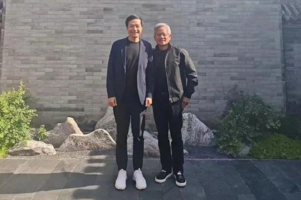 涨8 英伟达创始人黄仁勋今年第三次来访中国 并与雷军合影